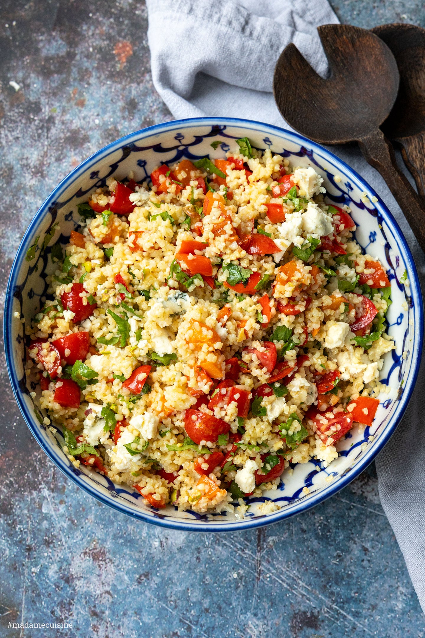 Sommerlicher Bulgursalat mit Aprikosen und gerösteter Paprika