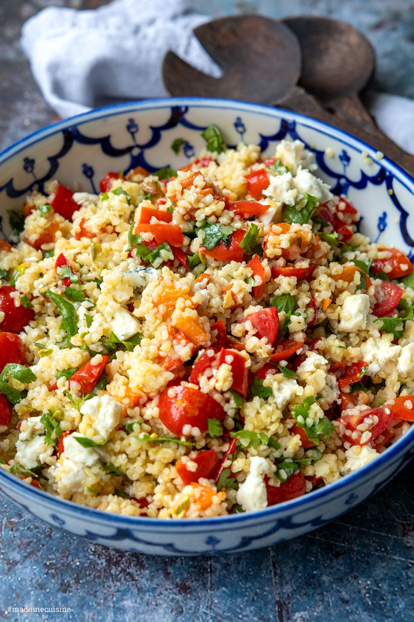 Nahaufnahme vom Salat mit Paprika, Aprikosen, Roquefort und Petersilie