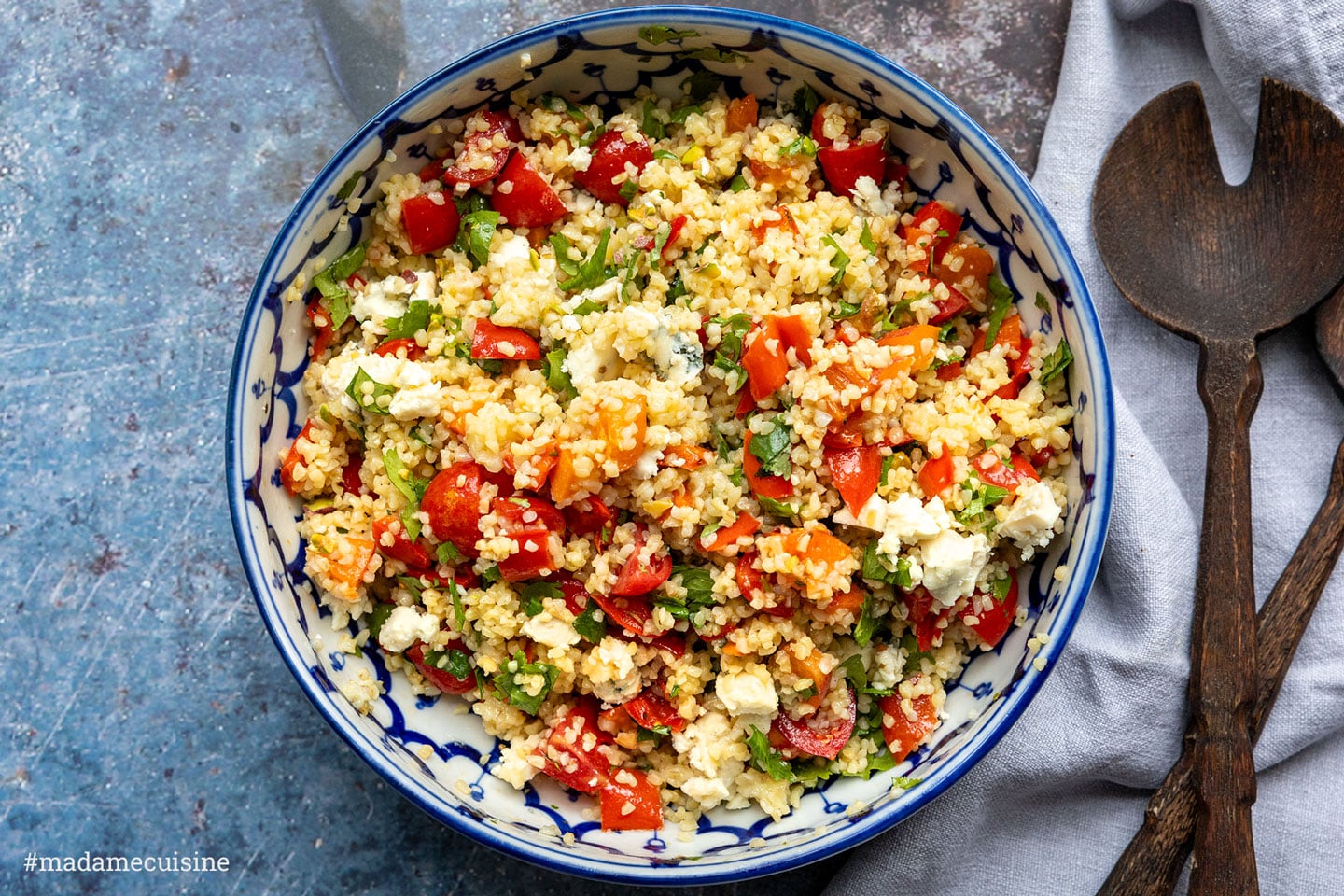 Bulgursalat mit gerösteter Paprika und Aprikosen in Schüssel