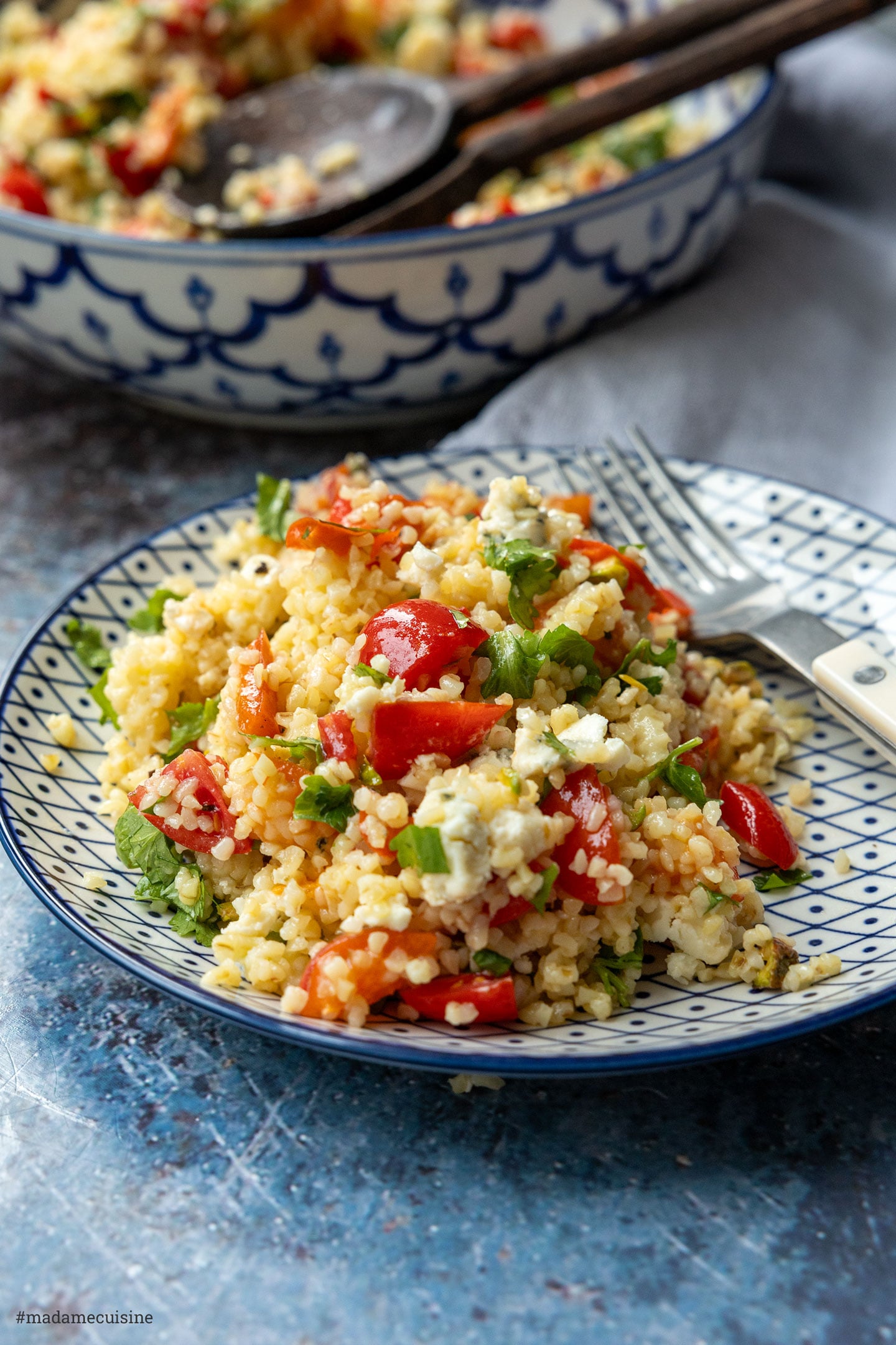 Bulgursalat mit gerösteter Paprika auf Teller angerichtet
