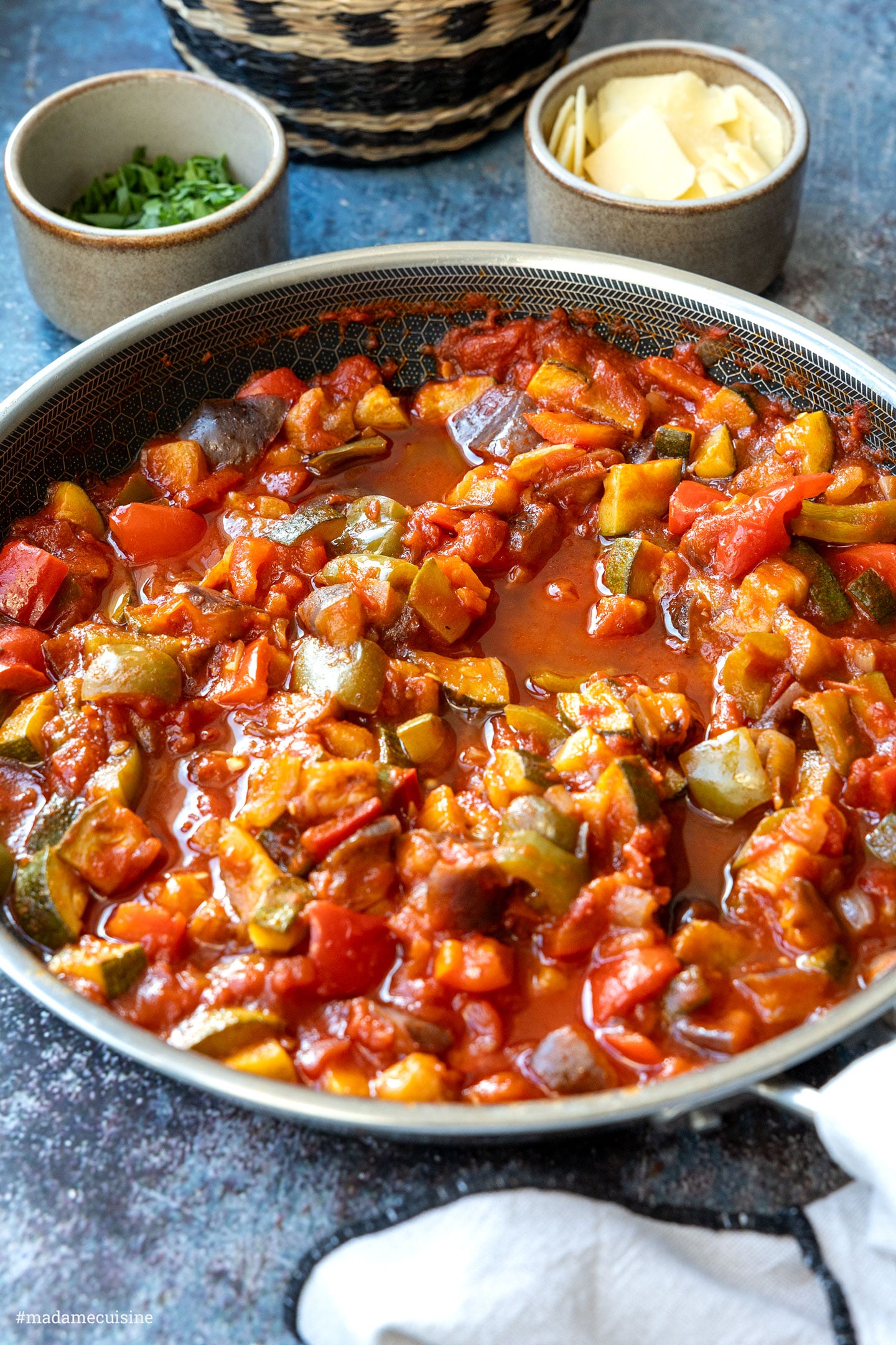 Nahaufnahme von Pisto, der spanischen Gemüsepfanne aus geschmortem Sommergemüse in würziger Tomatensauce
