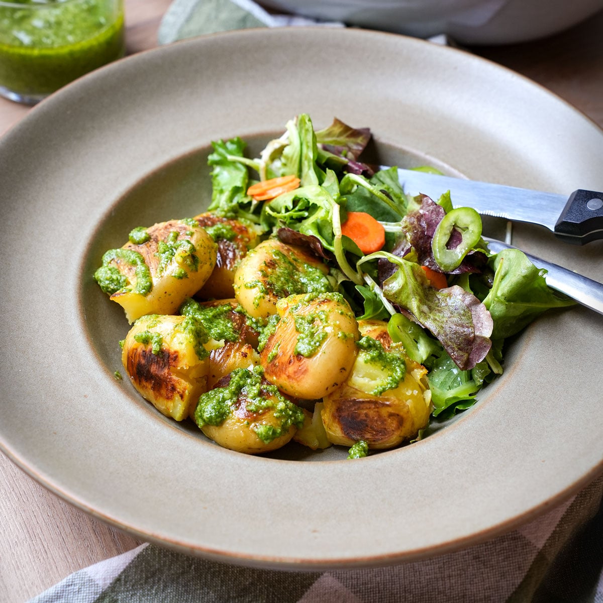 Röstkartoffeln mit Basilikumpesto – schnell & knusprig