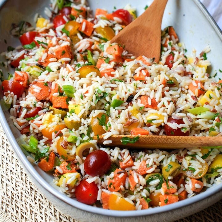 Wildreissalat mit Mango und Süßkartoffel, angerichtet in ovaler Schüssel