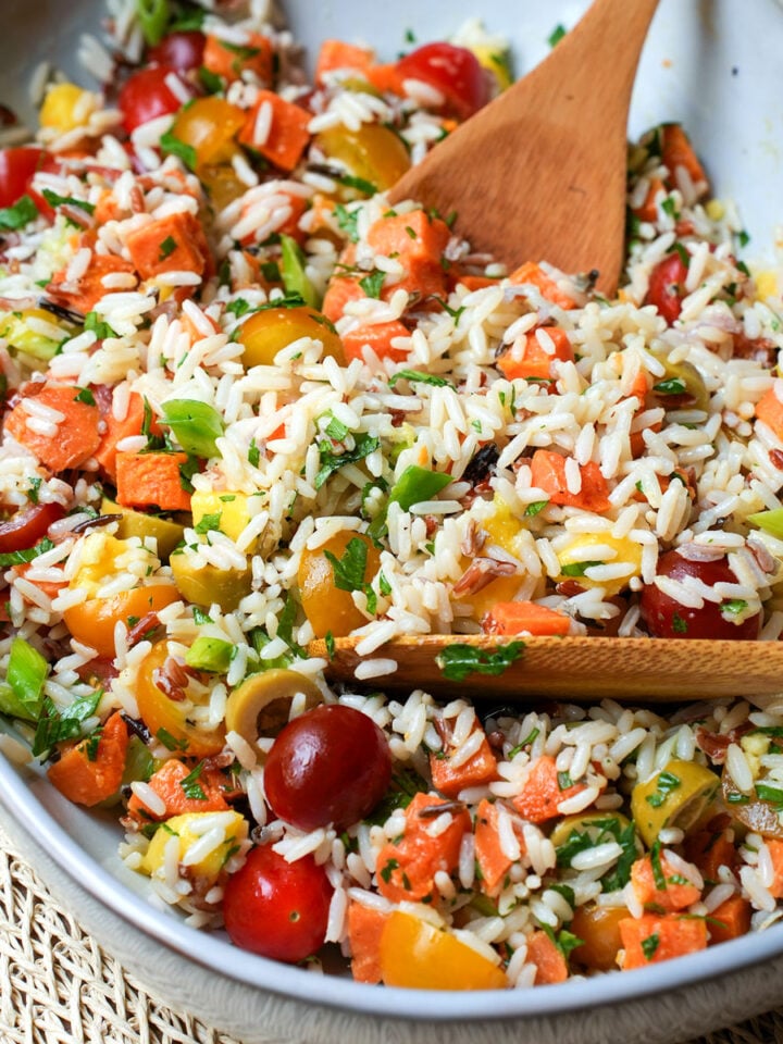 Wildreissalat mit Mango und Süßkartoffel, angerichtet in ovaler Schüssel