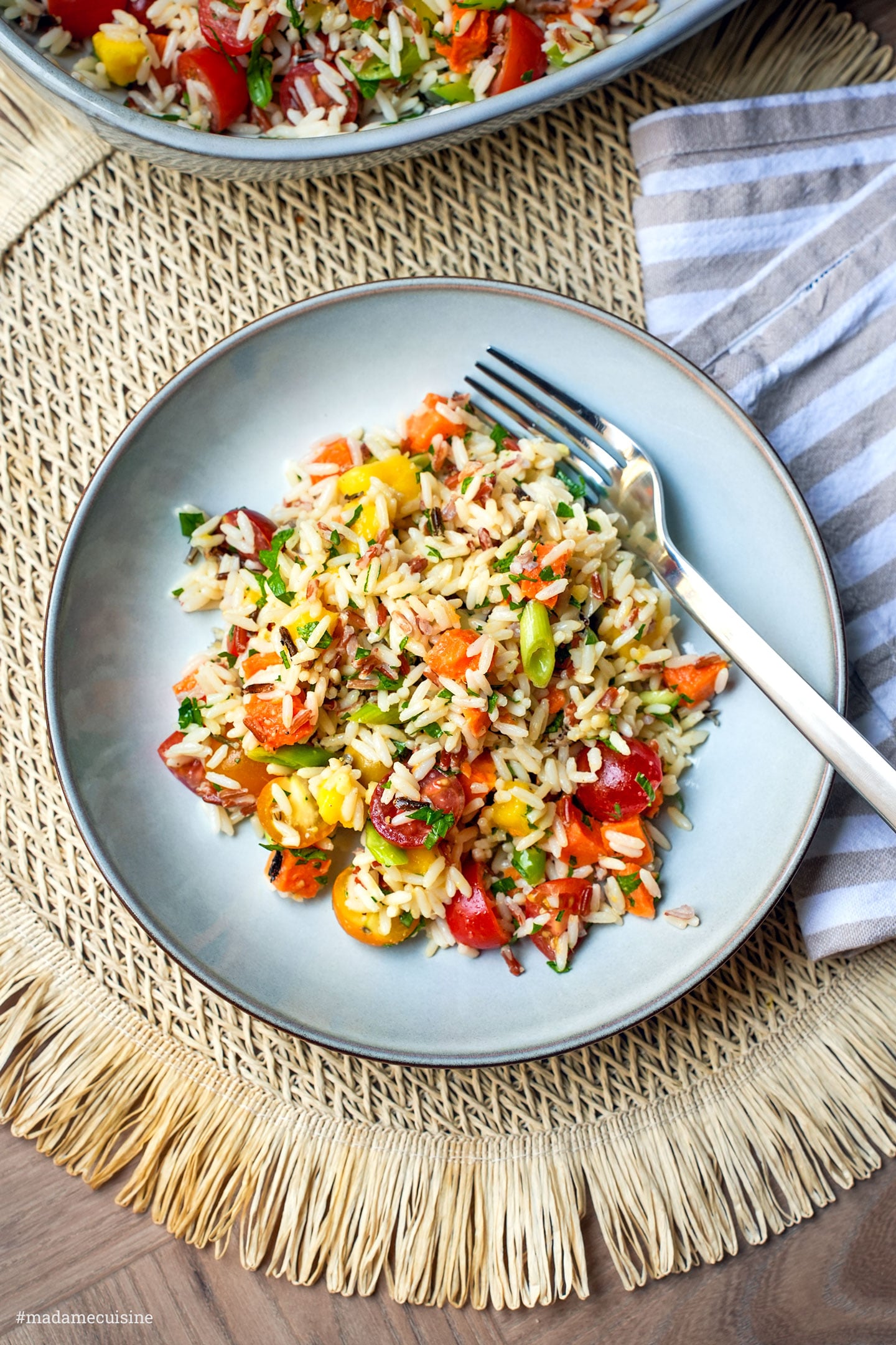 Eine Portion vom Salat serviert auf Teller serviert mit Gabel