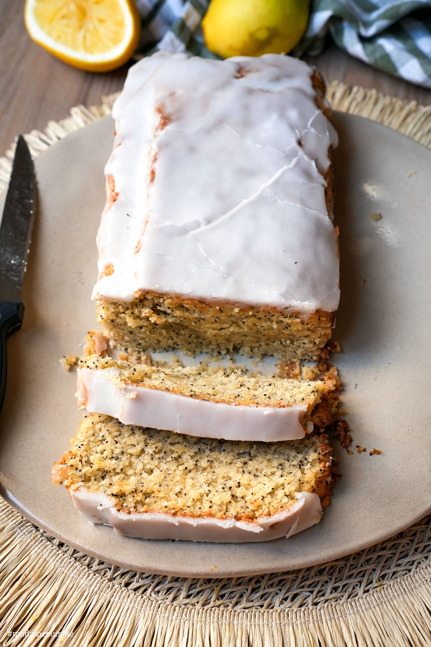 Aufgeschnittener Mohnkuchen mit Zitronenglasur, zwei Scheiben