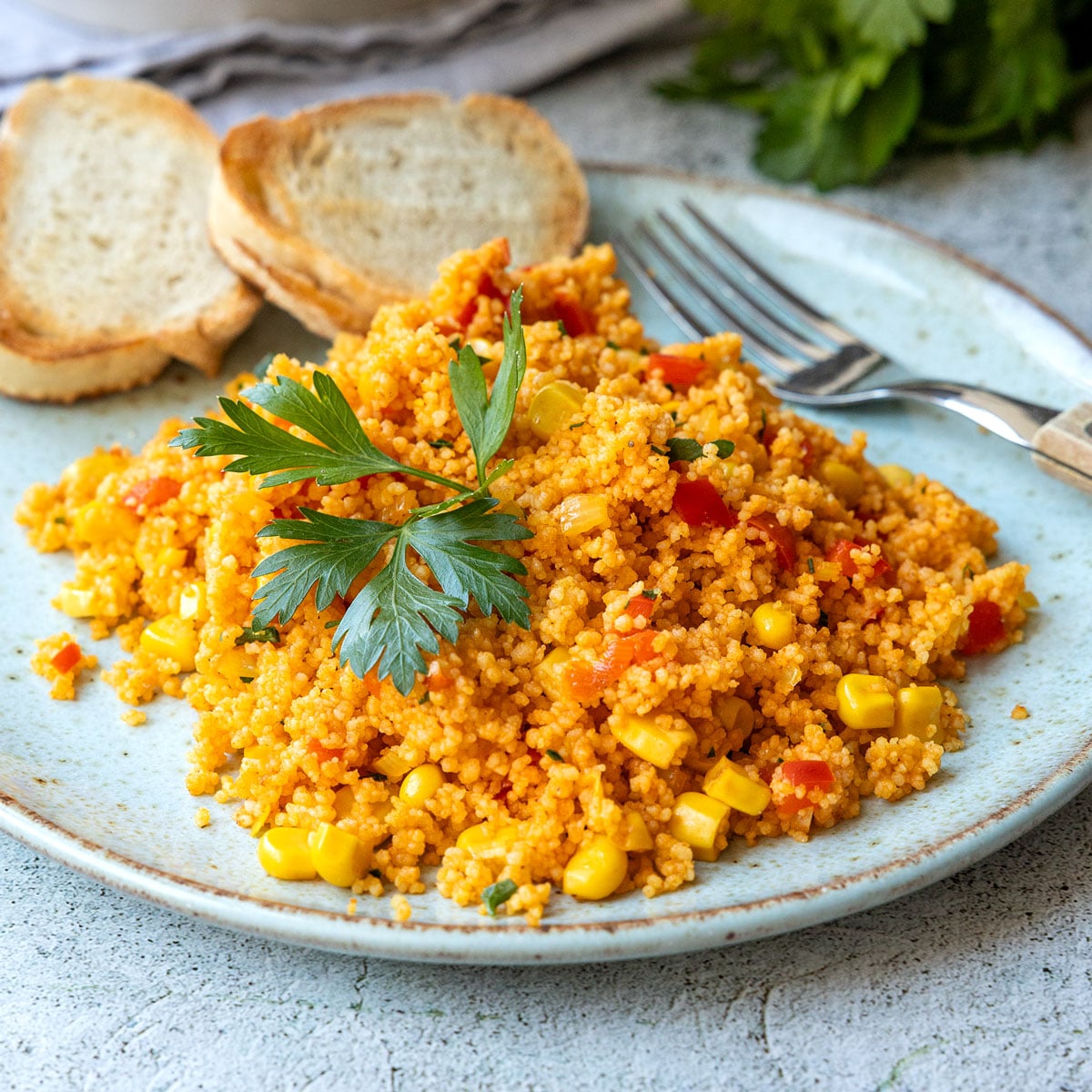 Couscous-Salat mit Paprika und Mais