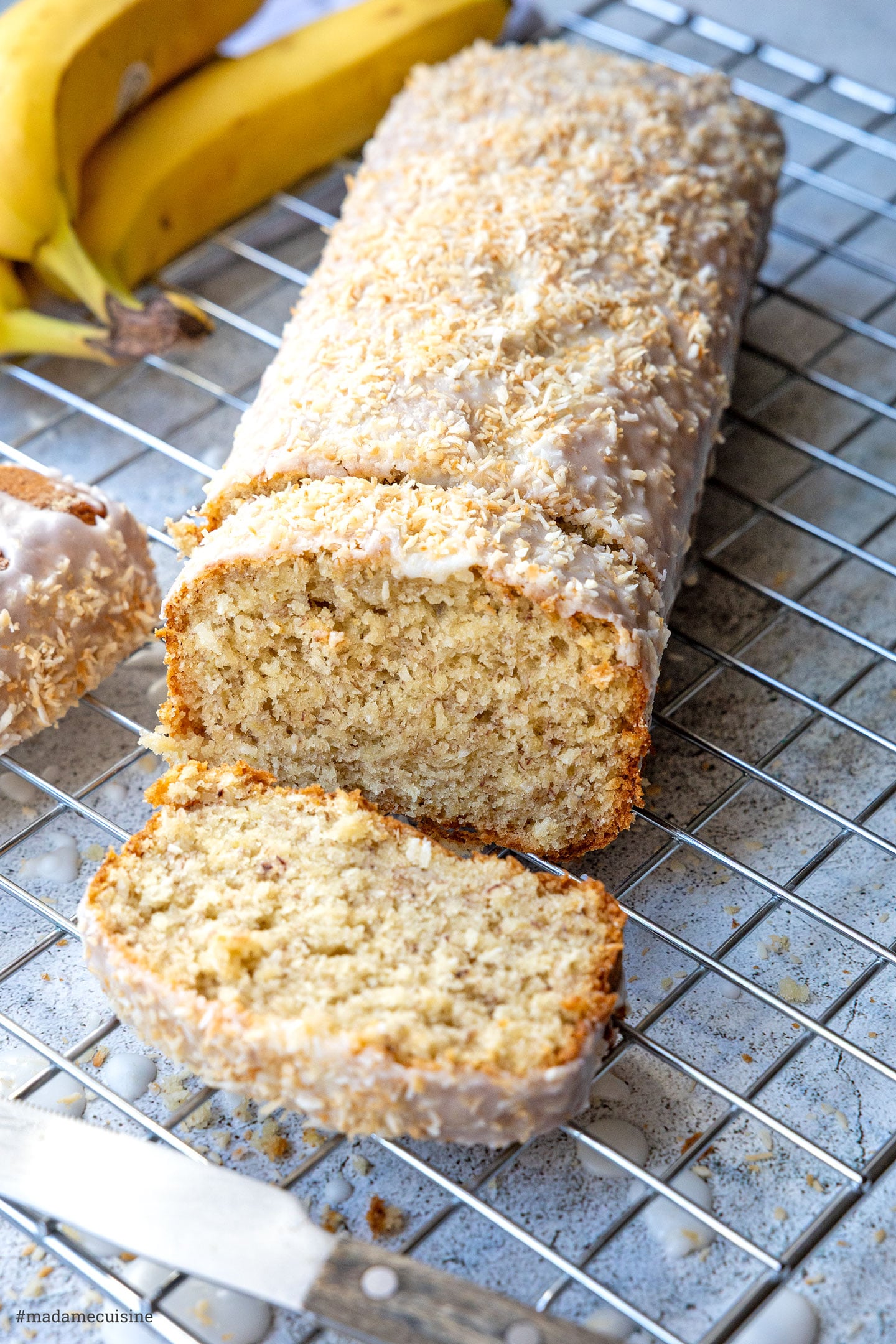 Kokos-Bananenbrot im Anschnitt mit lockerer, saftiger Krume