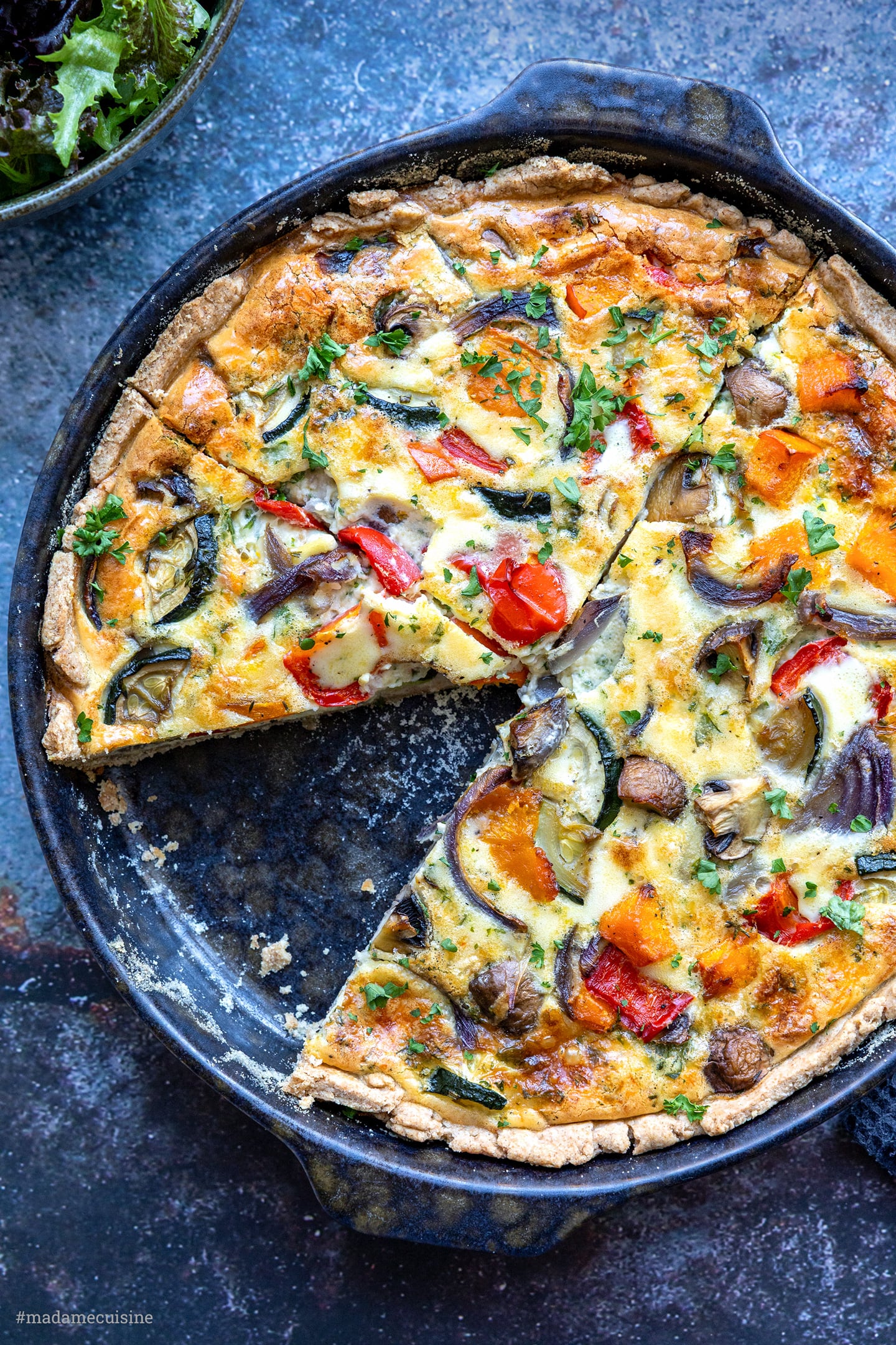 Kürbis-Quiche von oben, angeschnitten, mit geröstetem Kürbis, Champignons und Paprika