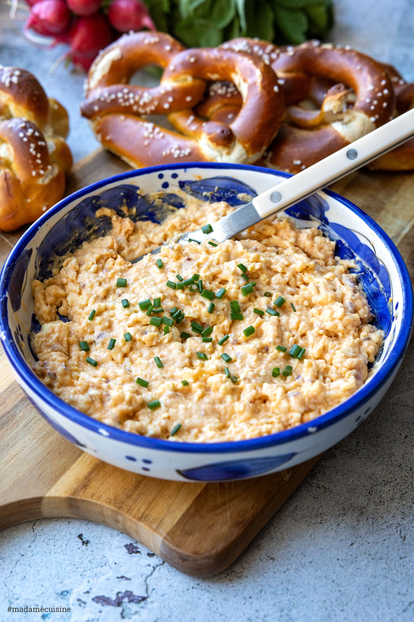 Cremiger Käseaufstrich mit Camembert und Limburger in Schüssel