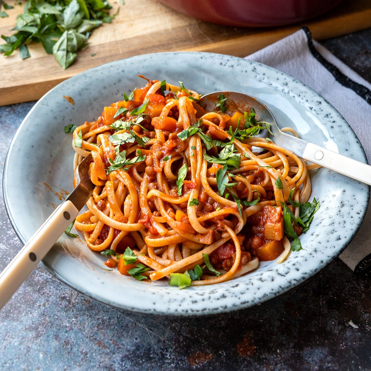 Pasta mit Kürbis-Linsen-Bolognese – vegetarisch & herbstlich