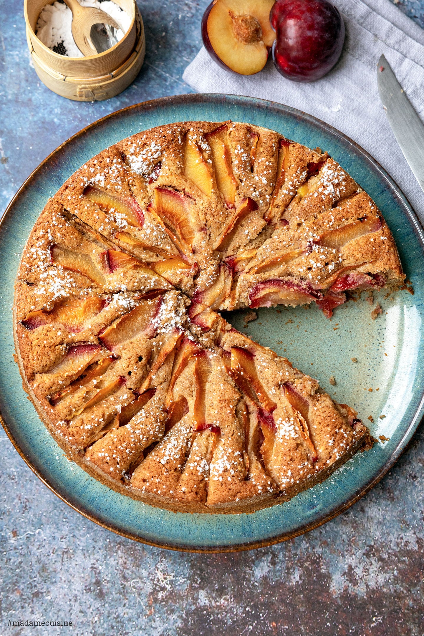 Ganzer Pflaumenkuchen von oben mit dicht verteilten Pflaumenspalten