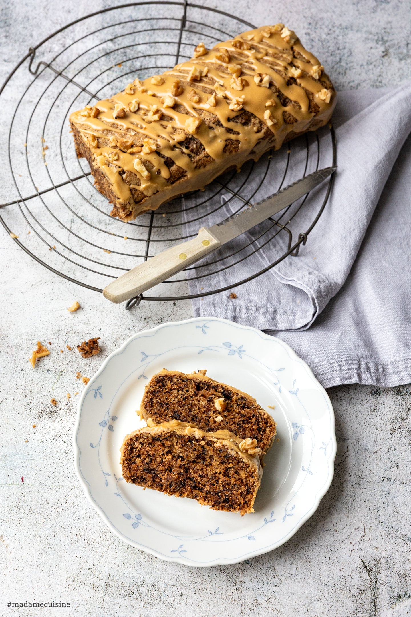 Veganer Walnuss-Kaffee-Kuchen mit Kaffee-Zuckerguss