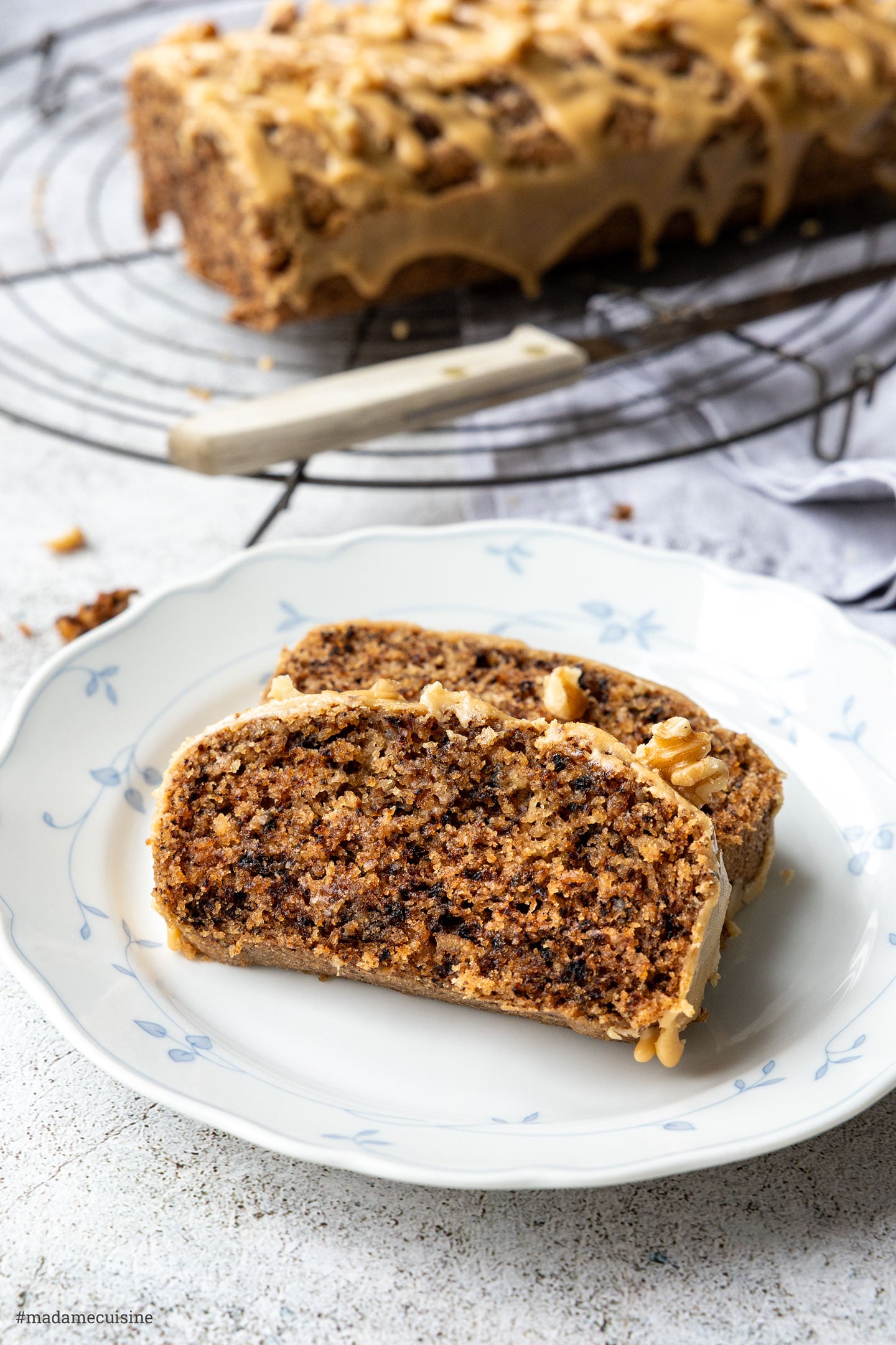 Saftiger veganer Walnuss-Kaffee-Kuchen mit gemahlenen Walnüssen