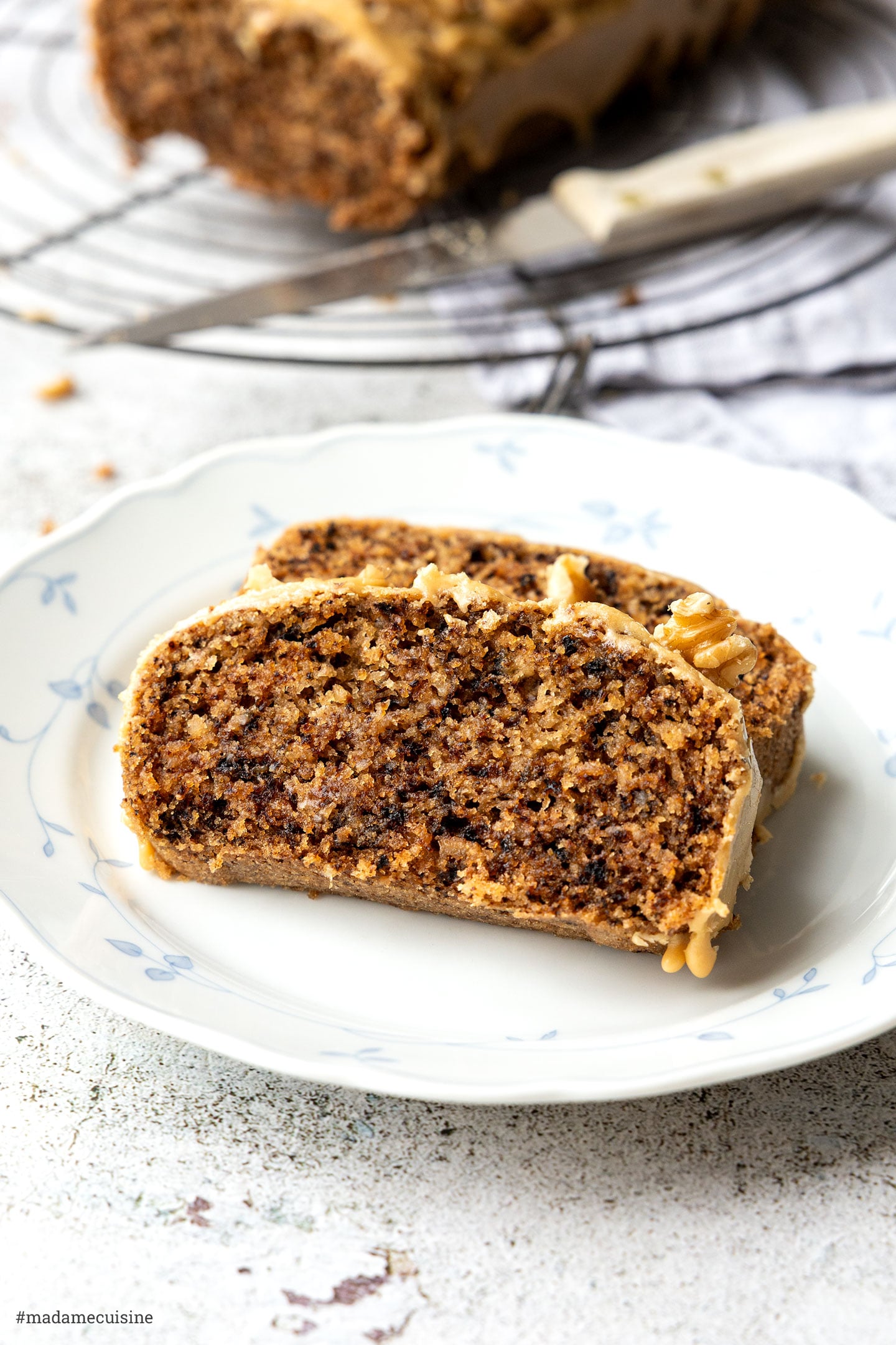 Anschnitt vom saftigen Walnuss-Kaffee-Kuchen