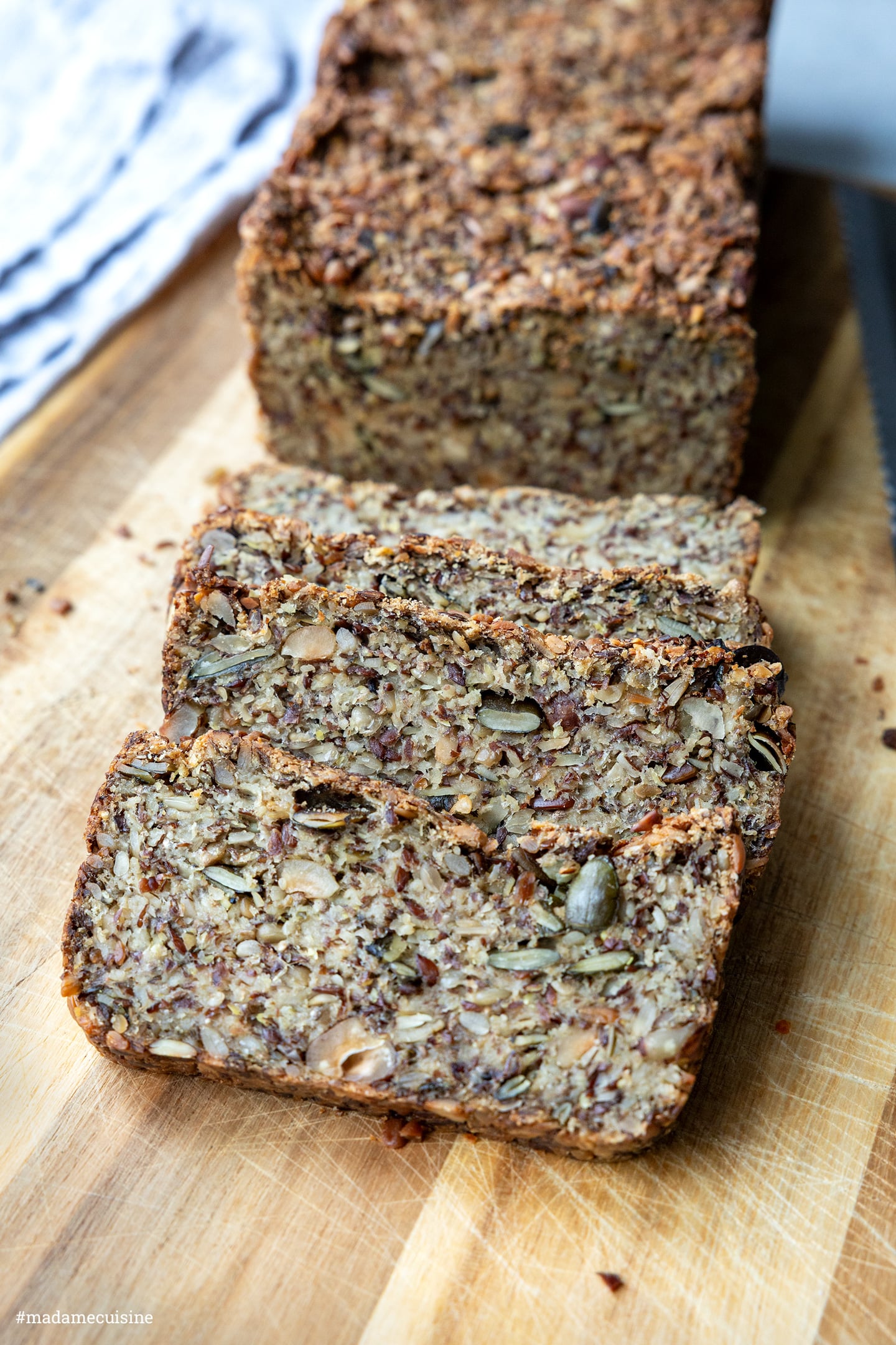 Hafer-Vollkornbrot im Anschnitt mit saftiger Krume, Kürbiskernen und Haselnüssen