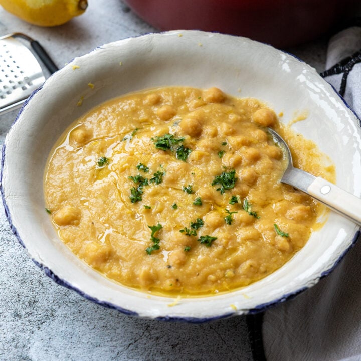 Griechische Kichererbsensuppe (Revithia) mit Petersilie und Olivenöl