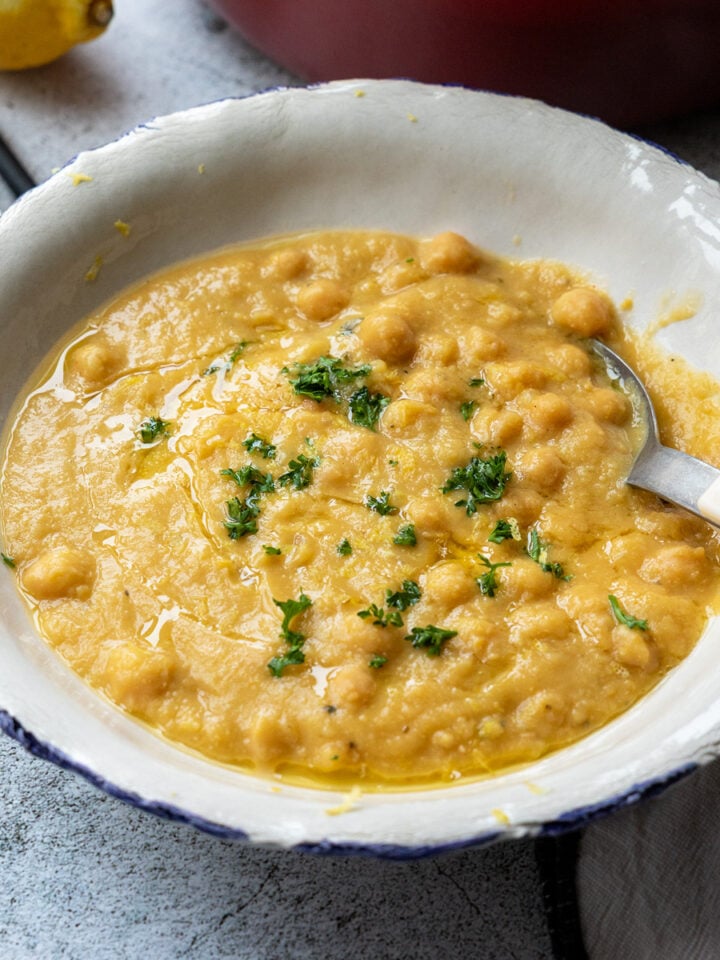Griechische Kichererbsensuppe (Revithia) mit Petersilie und Olivenöl