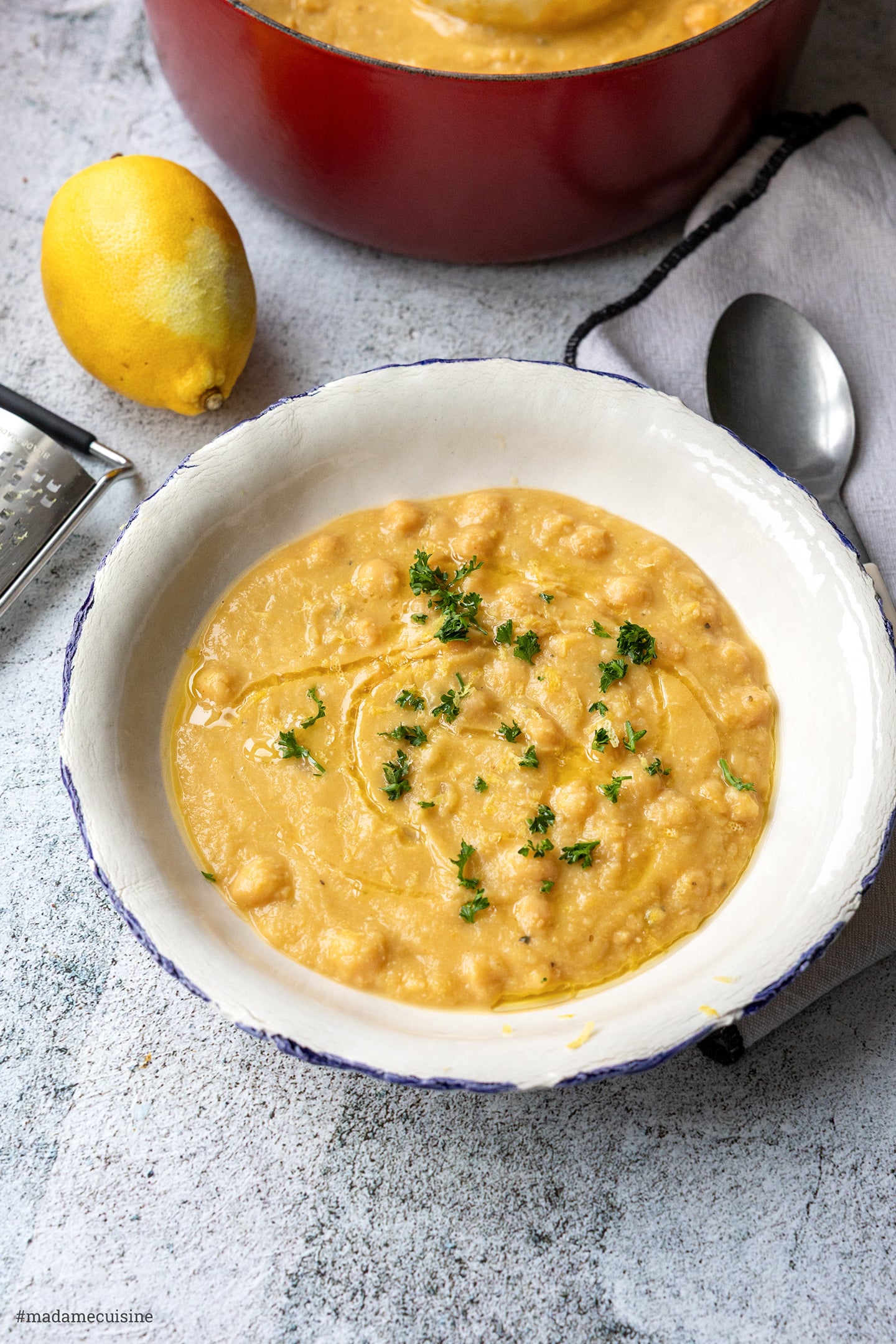 Revithia, griechische Kichererbsensuppe, mit Zitronenschale und Olivenöl serviert
