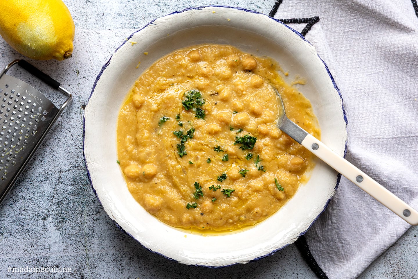 Griechische Kichererbsensuppe (Revithia) mit Petersilie und Olivenöl im blau-weißen Teller