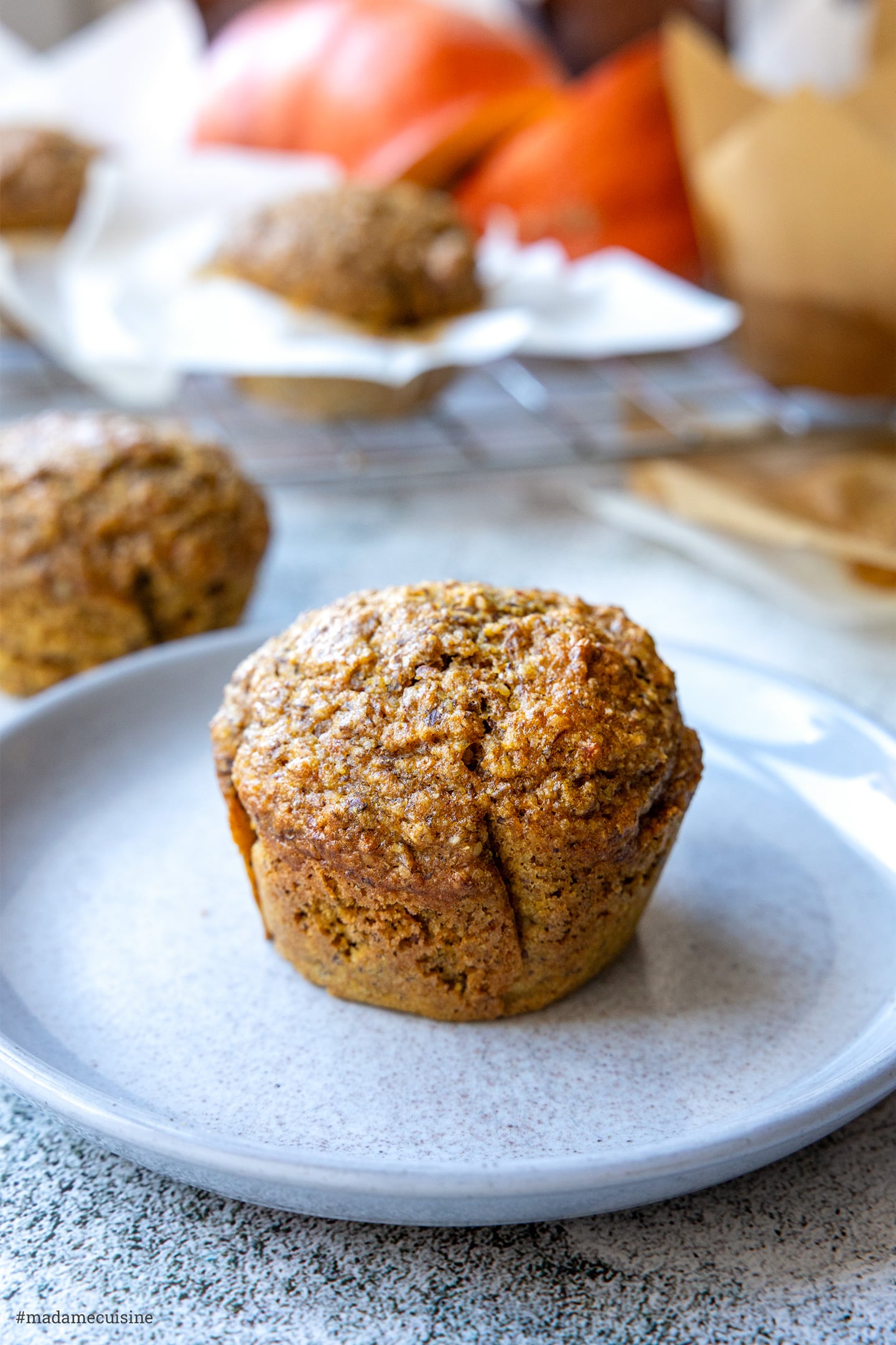 Herbstlicher Vollkorn-Muffin mit Leinsamen auf einem Teller
