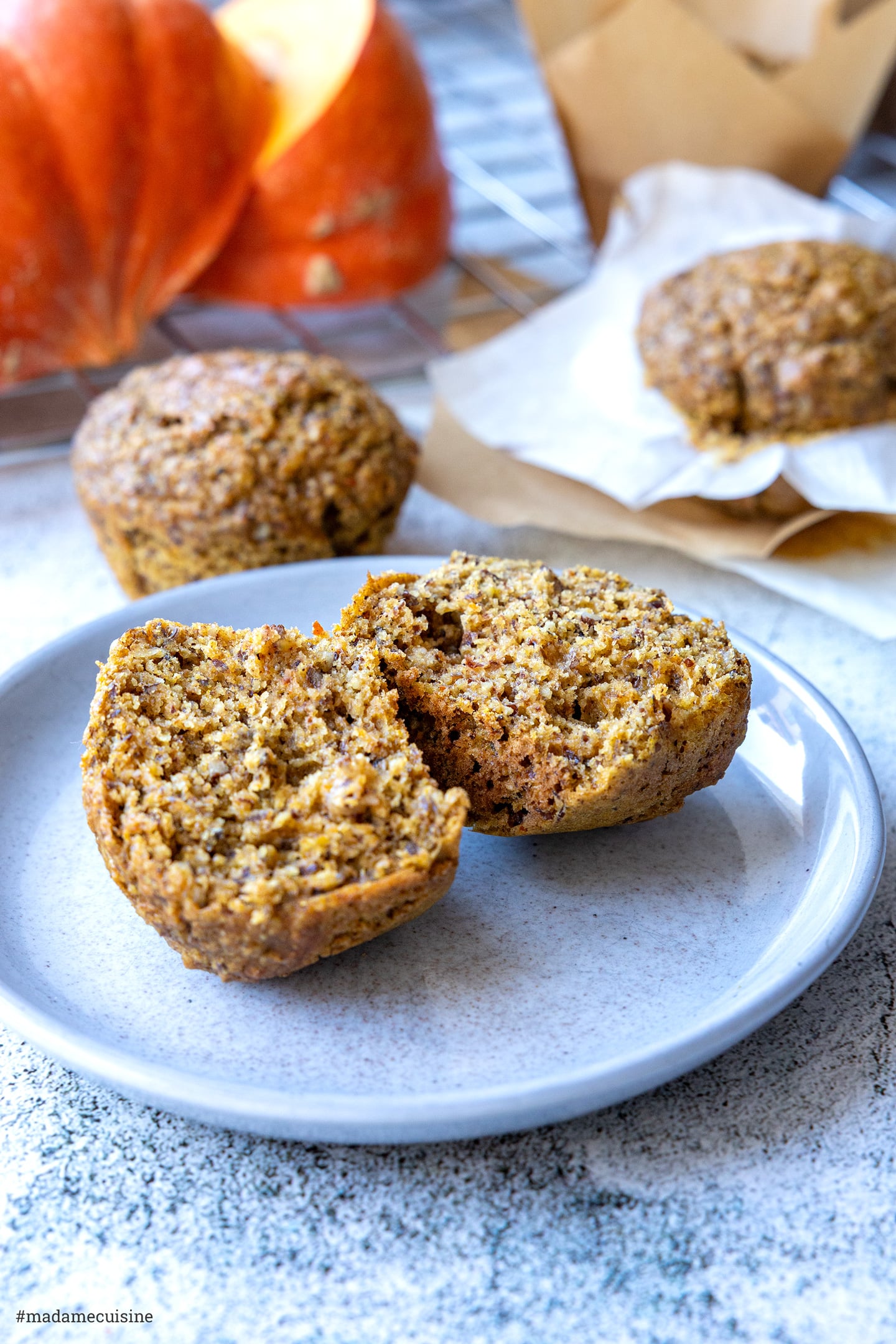 Aufgebrochener Kürbis-Muffin mit saftiger, ballaststoffreicher Krume