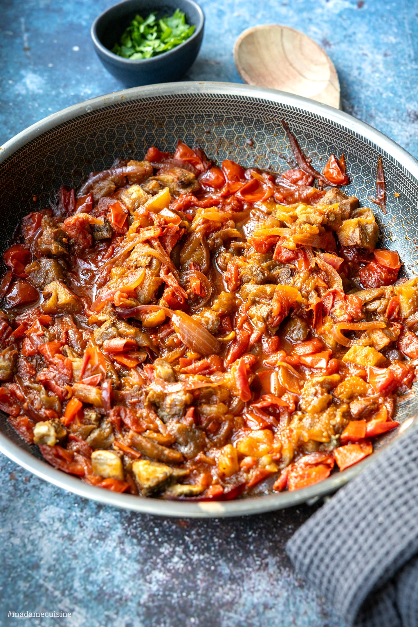 Auberginen-Tomaten-Sugo mit geschmorten Tropea-Zwiebeln in der Pfanne