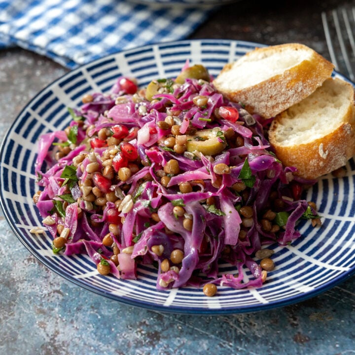 Rotkohl-Linsensalat mit Sumach-Dressing – schnell gemacht mit Linsen aus der Dose